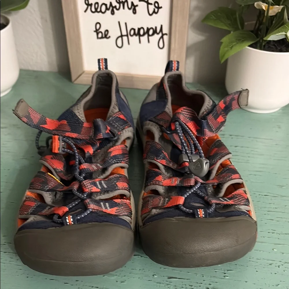 Kids Multi-Color Outdoor Keen Sandals SZ 5 Boys box 161